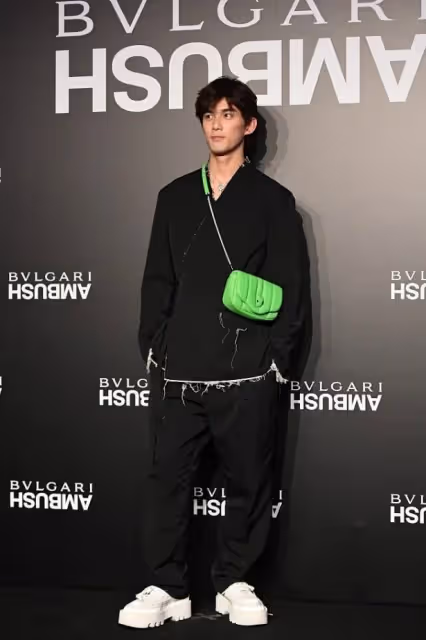 吳磊時尚造型真會穿,花襯衫配黑西裝不死板,少年感真的擋不住