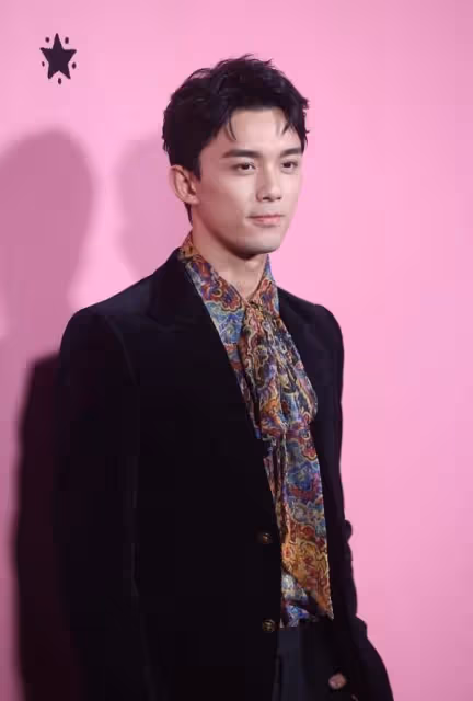吳磊時尚造型真會穿,花襯衫配黑西裝不死板,少年感真的擋不住