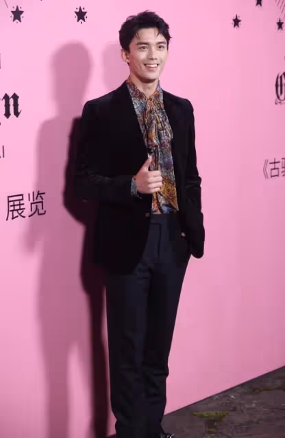吳磊時尚造型真會穿,花襯衫配黑西裝不死板,少年感真的擋不住