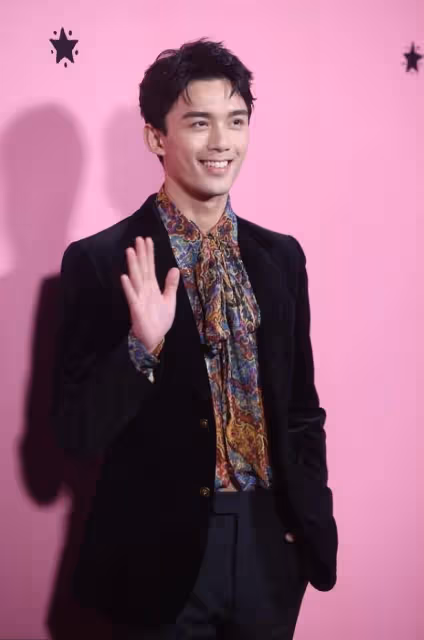 吳磊時尚造型真會穿,花襯衫配黑西裝不死板,少年感真的擋不住
