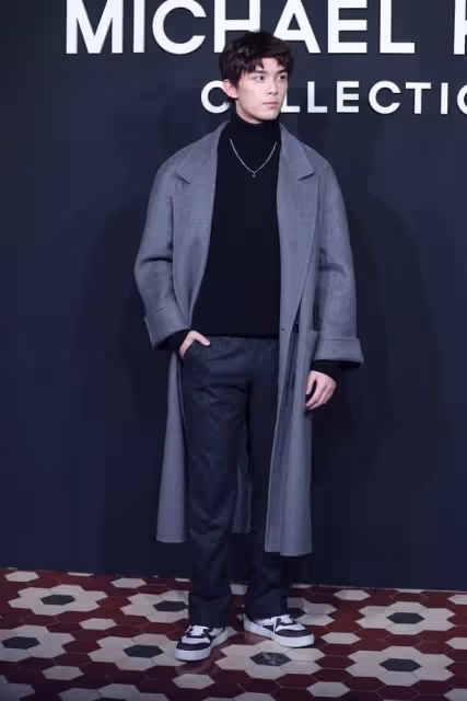 吳磊時尚造型真會穿,花襯衫配黑西裝不死板,少年感真的擋不住