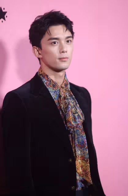 吳磊時尚造型真會穿,花襯衫配黑西裝不死板,少年感真的擋不住
