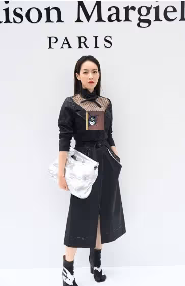 宋茜的衣品真的是沒的挑,小黑裙穿在身上真撩人,簡約又大方