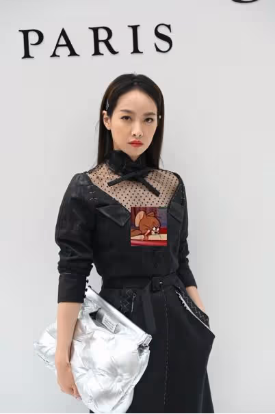 宋茜的衣品真的是沒的挑,小黑裙穿在身上真撩人,簡約又大方