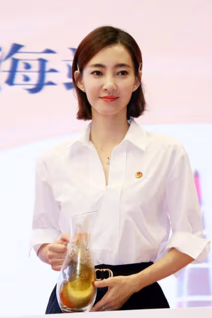 時髦的女人都穿半身裙了,王麗坤穿搭優雅半身裙太精緻,氣質絕了