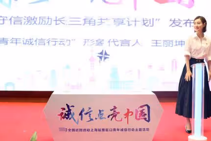 時髦的女人都穿半身裙了,王麗坤穿搭優雅半身裙太精緻,氣質絕了