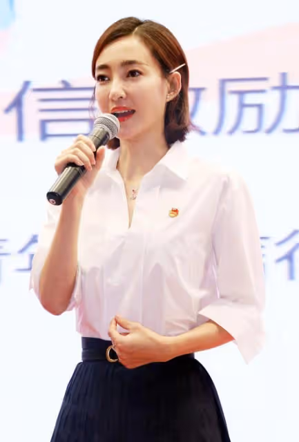 時髦的女人都穿半身裙了,王麗坤穿搭優雅半身裙太精緻,氣質絕了