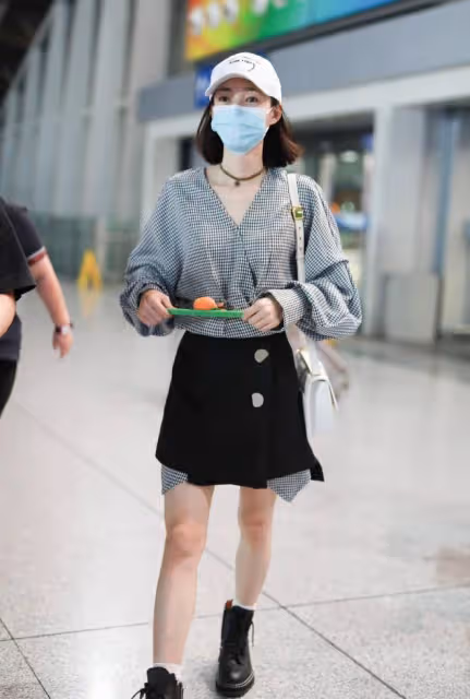 時髦的女人都穿半身裙了,王麗坤穿搭優雅半身裙太精緻,氣質絕了