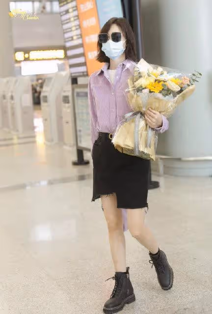 時髦的女人都穿半身裙了,王麗坤穿搭優雅半身裙太精緻,氣質絕了