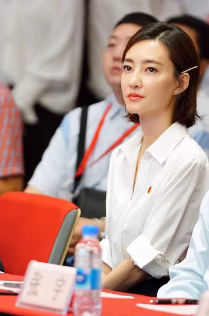 時髦的女人都穿半身裙了,王麗坤穿搭優雅半身裙太精緻,氣質絕了