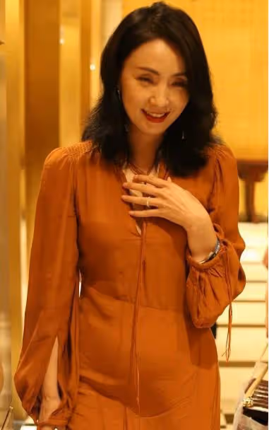 奔五的陶虹感覺並不顯老,修身長裙真顯瘦,這樣穿更有心機