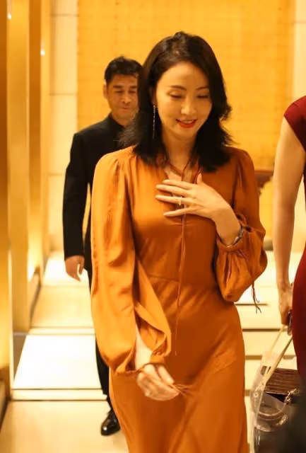 奔五的陶虹感覺並不顯老,修身長裙真顯瘦,這樣穿更有心機