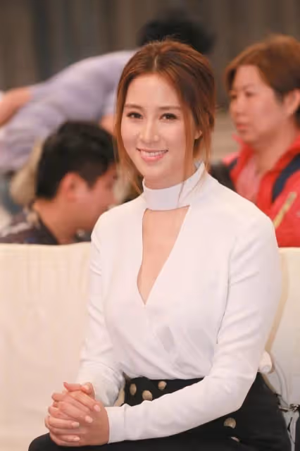 「千億媳婦」徐子淇太敢穿,露臍抹胸全用上,清涼還不庸俗