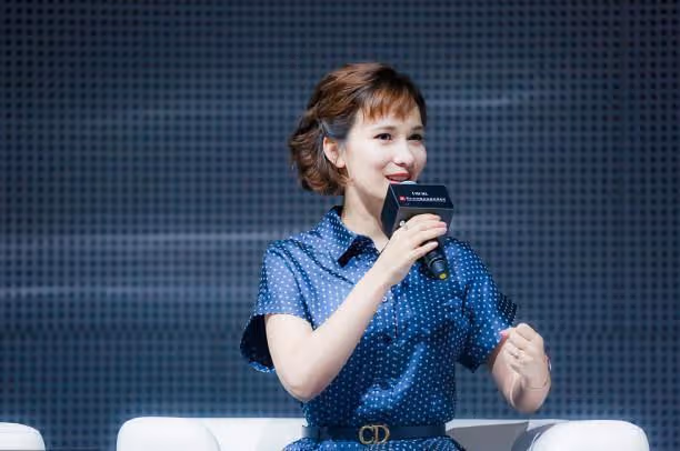 盧靖姍終於捨得「秀身材」,腰帶突出螞蟻腰,芭比身材看得見