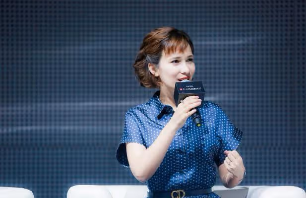 盧靖姍終於捨得「秀身材」,腰帶突出螞蟻腰,芭比身材看得見