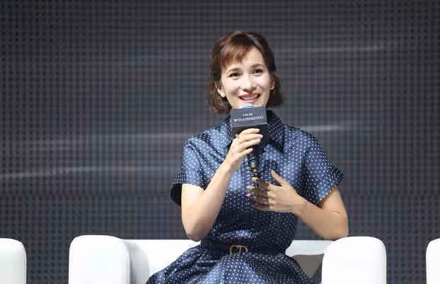 盧靖姍終於捨得「秀身材」,腰帶突出螞蟻腰,芭比身材看得見