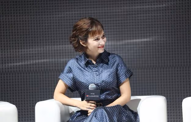 盧靖姍終於捨得「秀身材」,腰帶突出螞蟻腰,芭比身材看得見