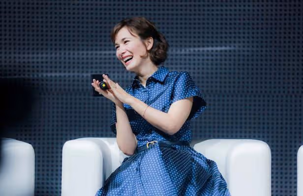 盧靖姍終於捨得「秀身材」,腰帶突出螞蟻腰,芭比身材看得見
