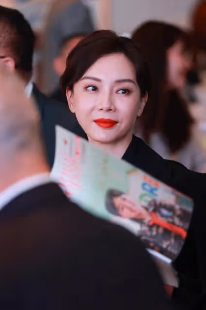 陳數真的沒法低調,一身黑西裝配上鑽石項鍊,一看就是大佬氣派