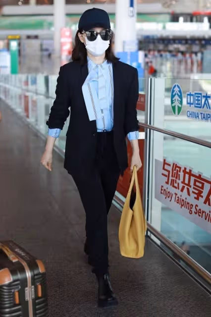陳數真的沒法低調,一身黑西裝配上鑽石項鍊,一看就是大佬氣派