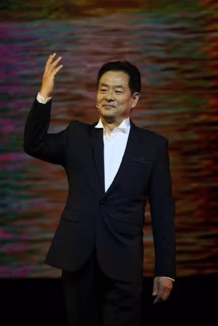 中年人想要改變生活，先從改變日常穿搭開始，看濮存昕私服怎樣穿