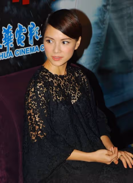 「中國風」才是時尚潮流,李心潔穿紅色長裙太貴氣,知性有韻味