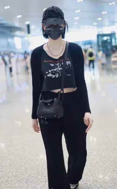 歐陽娜娜「輕熟風」也能輕鬆駕馭，剪短髮後氣場大變樣，又甜又辣