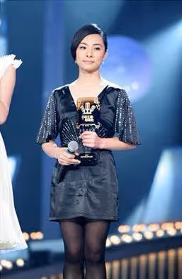 「體操皇后」劉璇轉型拍戲,也依舊少女感滿滿,蝴蝶結造型太減齡
