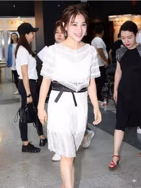 「體操皇后」劉璇轉型拍戲,也依舊少女感滿滿,蝴蝶結造型太減齡