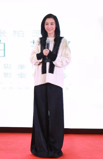 美人終究也會老,張柏芝雖然氣質依舊未變,但笑起來不太自然