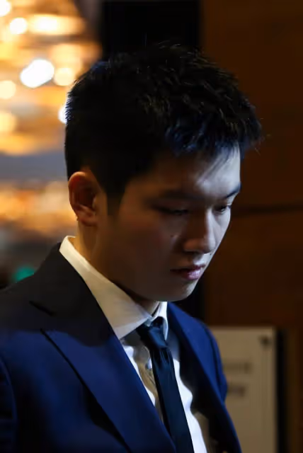 「小胖」樊振東領獎可比賽場緊張，握獎盃神情嚴肅，可許昕太搶鏡