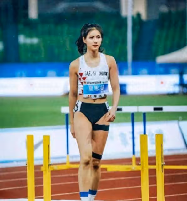 夏思凝運動褲尺度大遭網友吐槽:吳艷妮都沒敢這麼穿