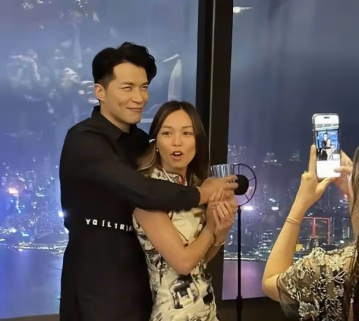 恭喜!TVB知名帥氣男星被曝秘密訂婚,摟抱圈外女友親密照流出