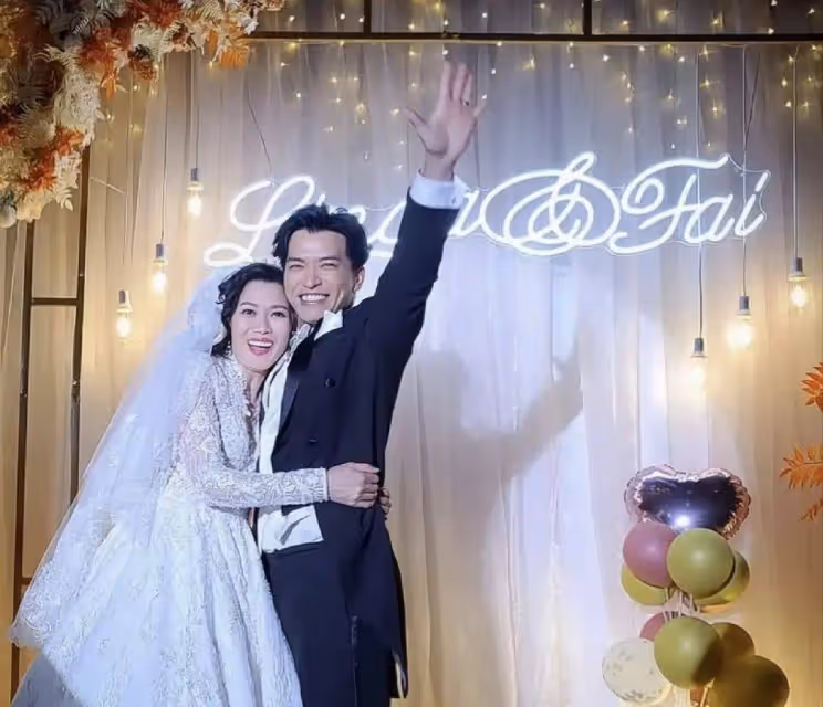 恭喜!TVB知名帥氣男星被曝秘密訂婚,摟抱圈外女友親密照流出