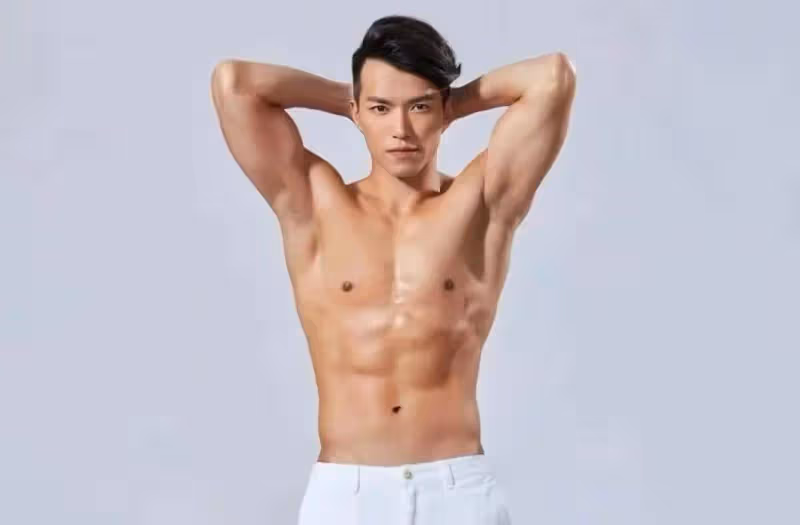 恭喜!TVB知名帥氣男星被曝秘密訂婚,摟抱圈外女友親密照流出