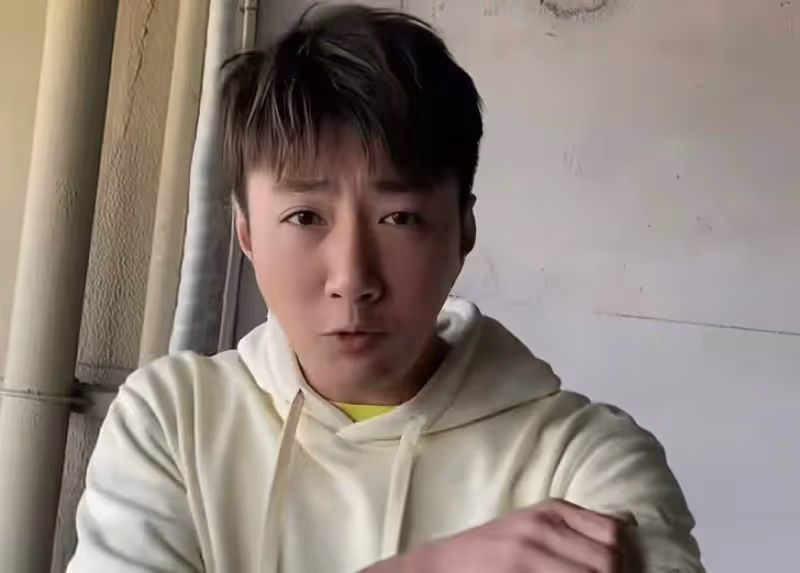 香港男星在國外結婚,與妻子育有兩女一子,身材健碩陷同性緋聞