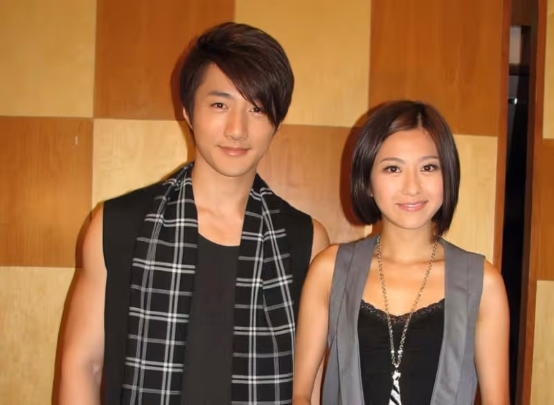 香港男星在國外結婚,與妻子育有兩女一子,身材健碩陷同性緋聞