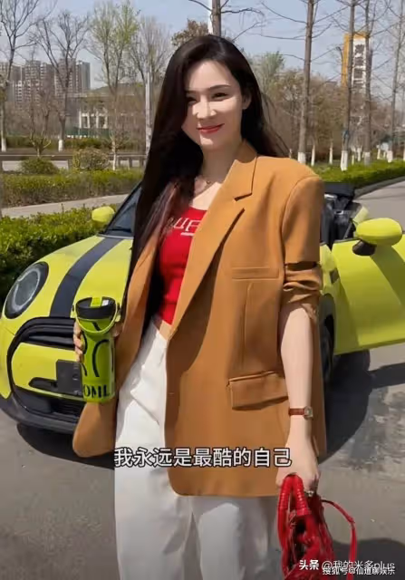 張穎穎曬30w敞篷車,單手打方向盤好帥氣,給弟弟妹妹買房夠大方