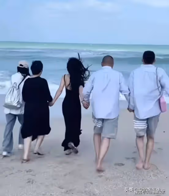 張穎穎曬30w敞篷車,單手打方向盤好帥氣,給弟弟妹妹買房夠大方