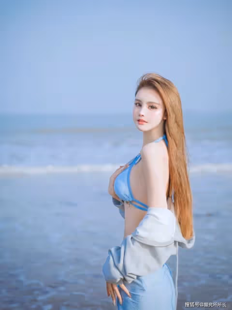 極品36D白嫩尤物海邊穿搭：藍色比基尼猶如夏日海浪 清新優雅