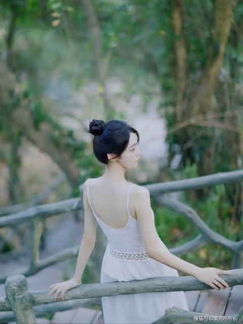 極品34C性感尤物時尚穿搭：白色蕾絲弔帶連衣裙 盡顯完美身材