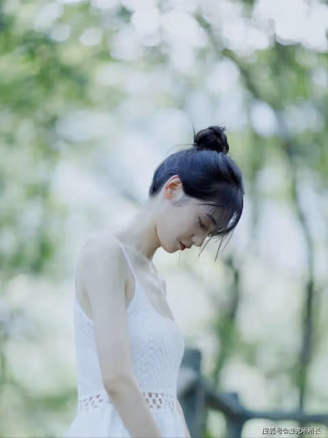 極品34C性感尤物時尚穿搭：白色蕾絲弔帶連衣裙 盡顯完美身材