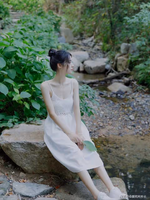 極品34C性感尤物時尚穿搭：白色蕾絲弔帶連衣裙 盡顯完美身材