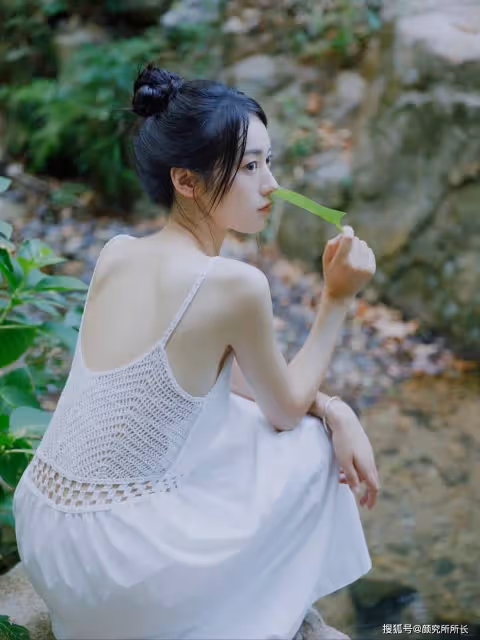 極品34C性感尤物時尚穿搭：白色蕾絲弔帶連衣裙 盡顯完美身材