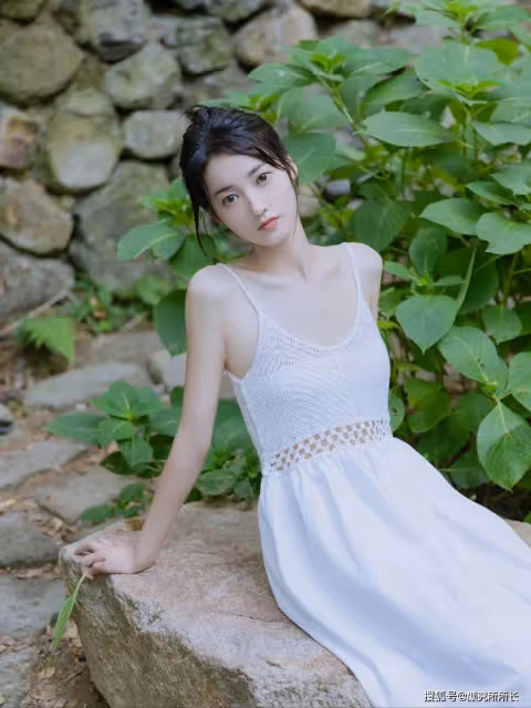 極品34C性感尤物時尚穿搭：白色蕾絲弔帶連衣裙 盡顯完美身材
