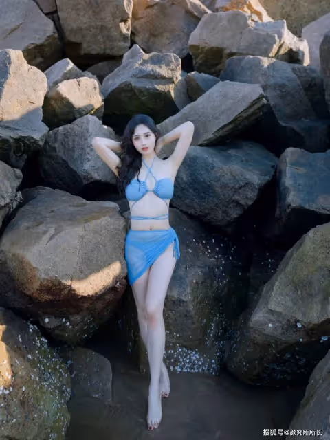 頂級36D尤物海邊比基尼大賞：藍色弔帶+包臀裙 凸顯曼妙身材