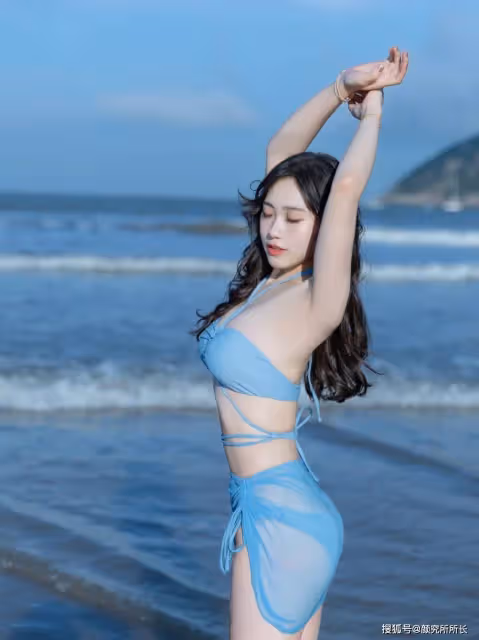頂級36D尤物海邊比基尼大賞：藍色弔帶+包臀裙 凸顯曼妙身材