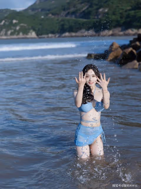 頂級36D尤物海邊比基尼大賞：藍色弔帶+包臀裙 凸顯曼妙身材