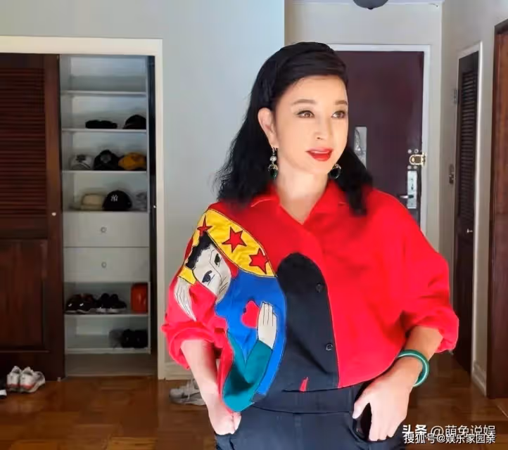 劉曉慶曬日常美照,扎倆麻花辮穿紅衣活力十足,74歲心態堪比少女