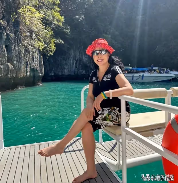 劉曉慶曬日常美照,扎倆麻花辮穿紅衣活力十足,74歲心態堪比少女
